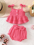 Conjunto de top com suspensórios e laço para bebê.