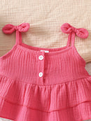 Conjunto de top com suspensórios e laço para bebê.
