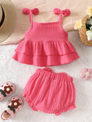 Conjunto de top com suspensórios e laço para bebê.